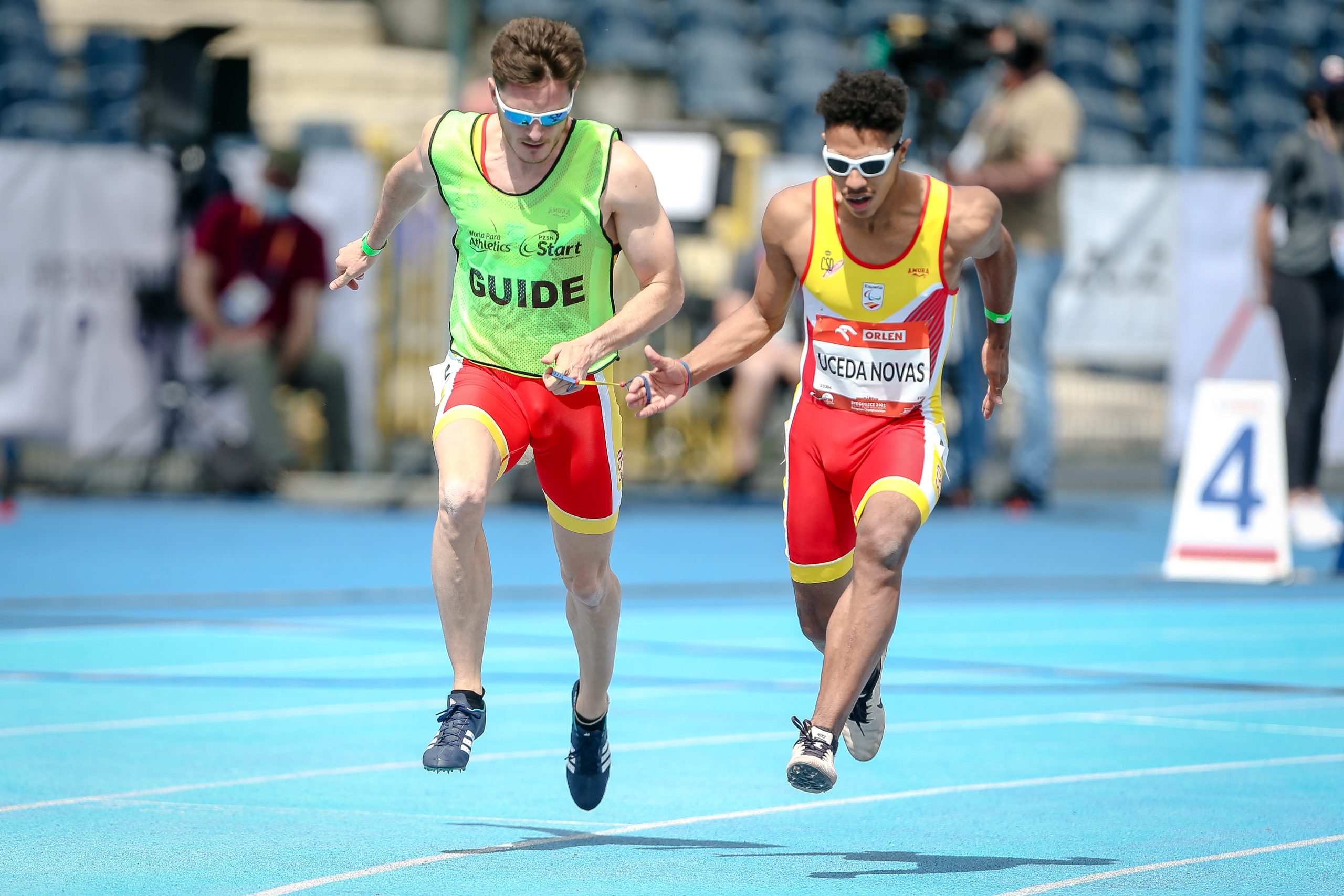 Jorge Gutiérrez-Hellín corriendo como guía junto a un atleta con discapacidad visual