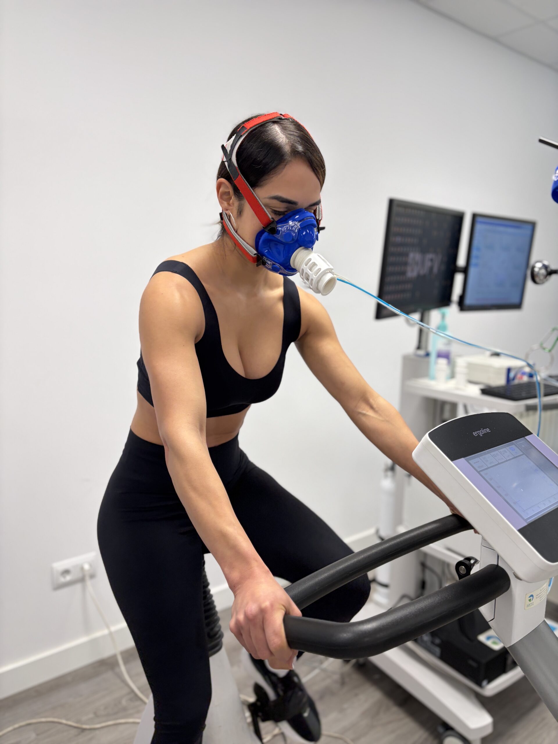 Deportista realizando una prueba con máscara azul de análisis de gases en el laboratorio