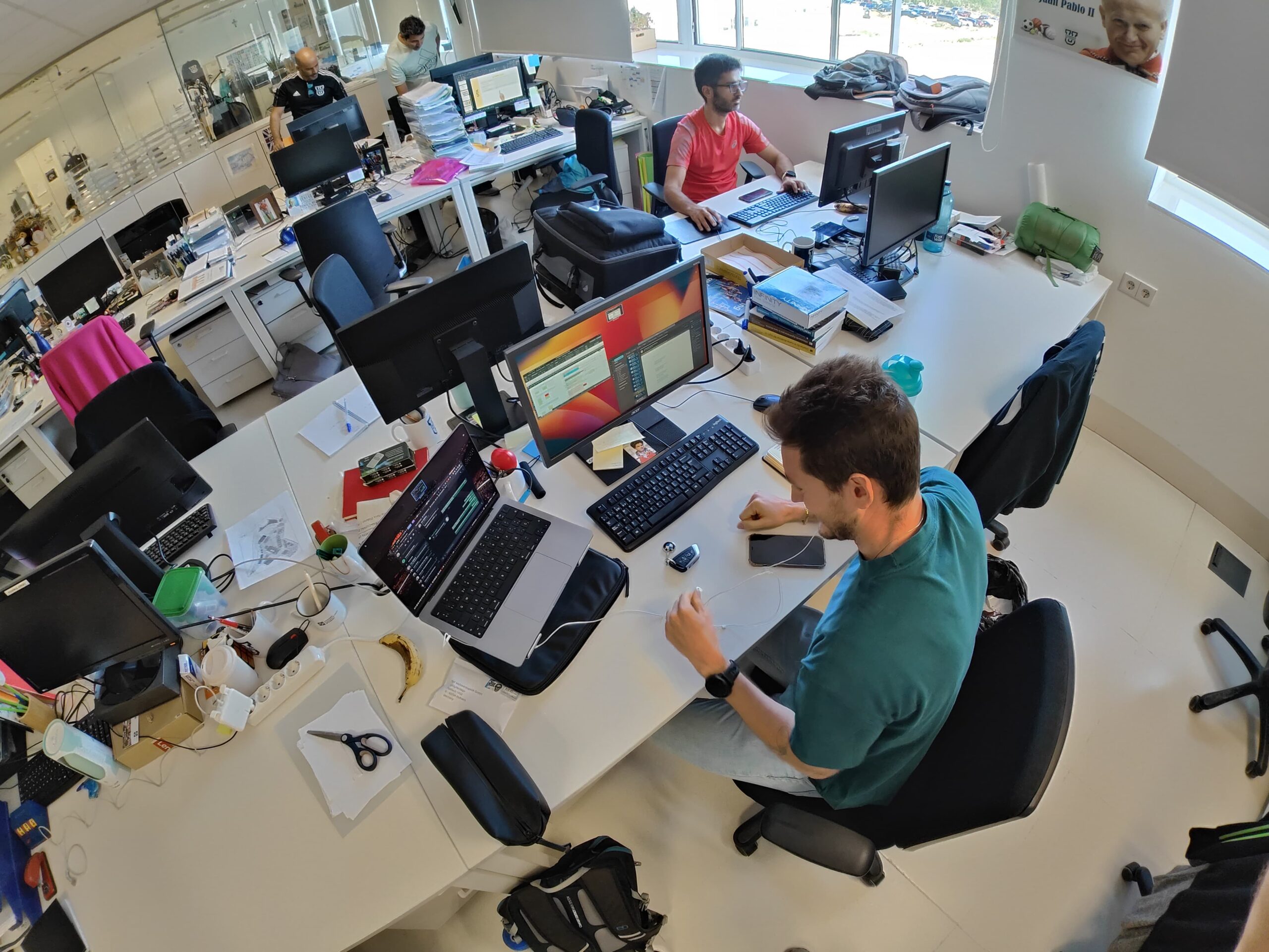 Equipo universitario trabajando en el análisis de datos de una investigación