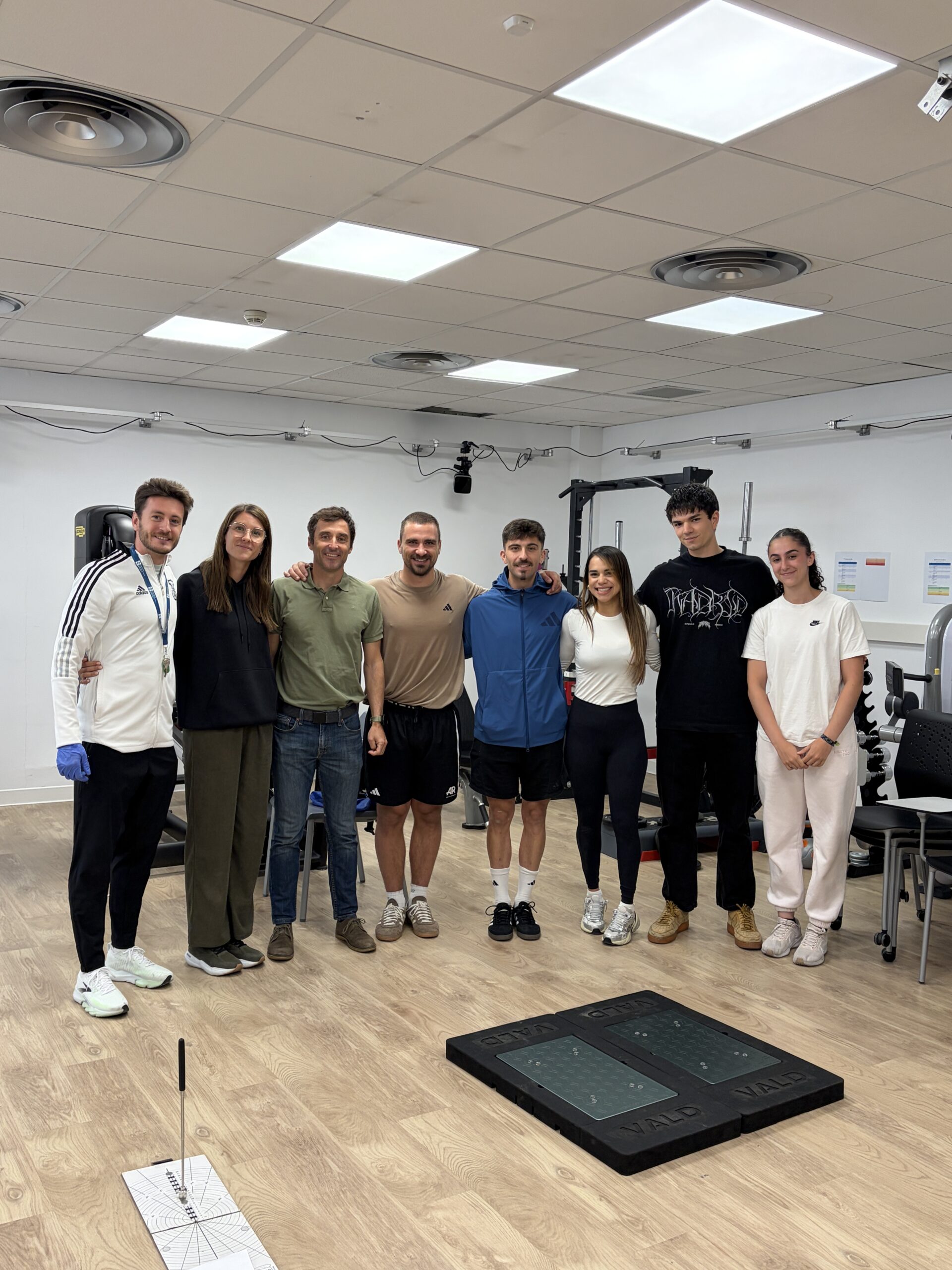Equipo de investigación y participantes en el laboratorio