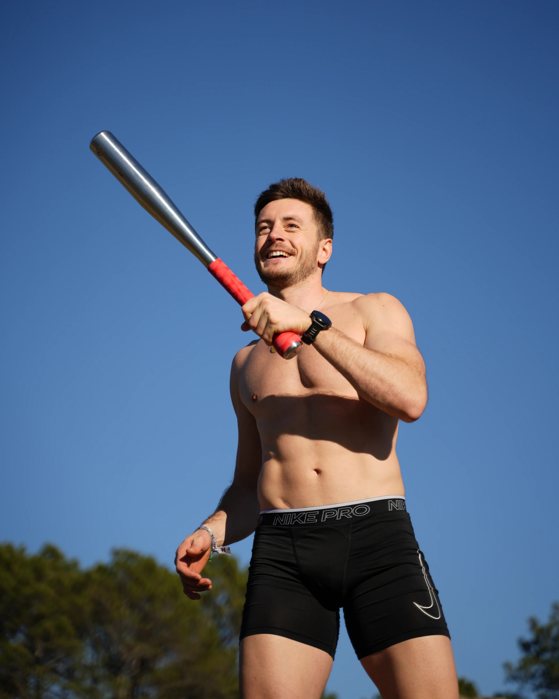 Jorge entrenando con una steel club agarrada con una mano