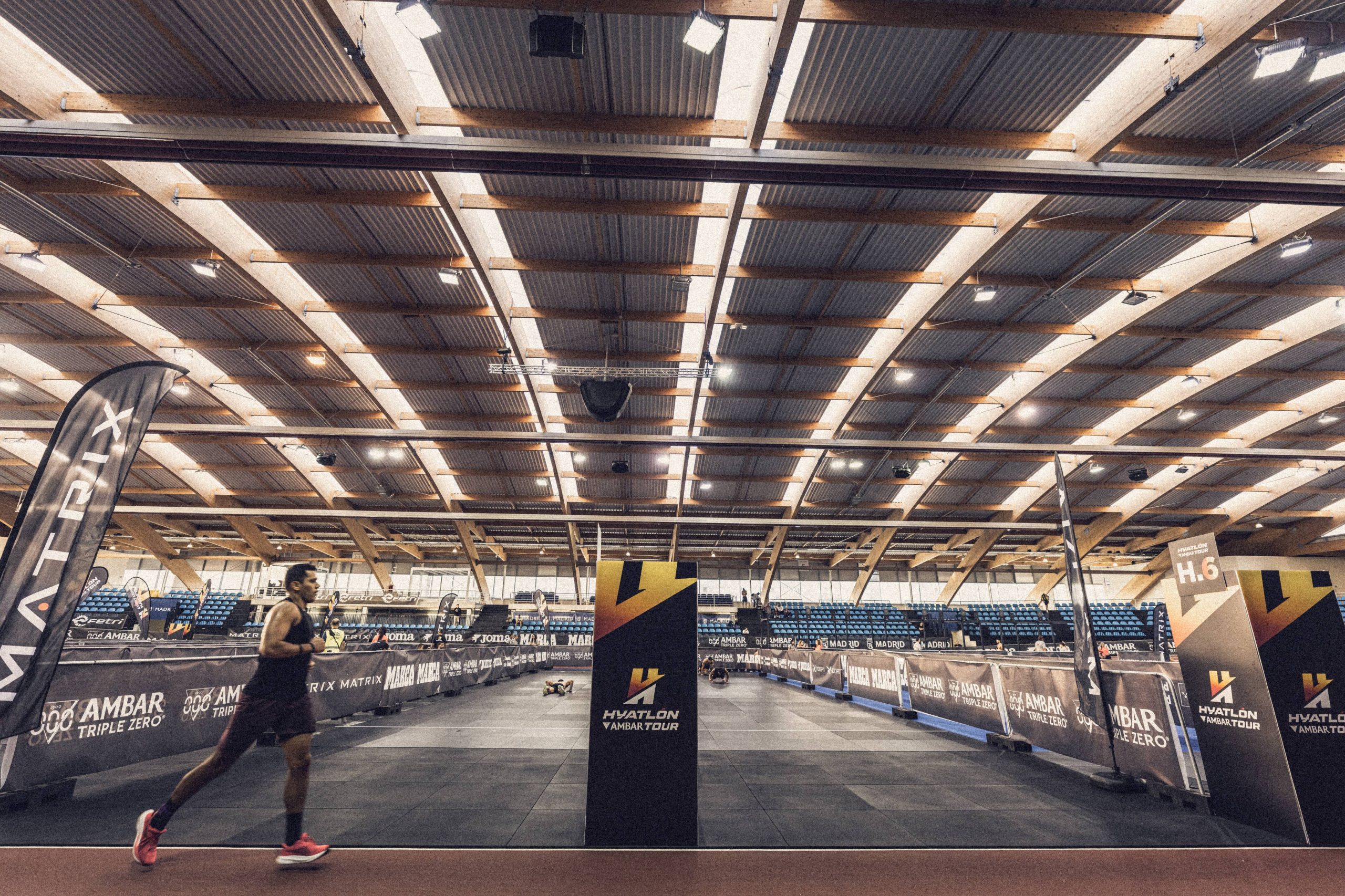 Interior de la pista cubierta de atletismo del CDM Gallur durante Hyatlón Madrid 2026